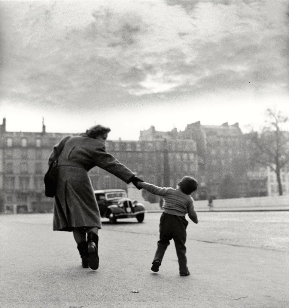 ParisAMDParis's tweet photo. 📸 Louis Stettner. 
Mère et fils, pont du Carrousel 
c.1950. Paris https://t.co/QhYTnrfShu