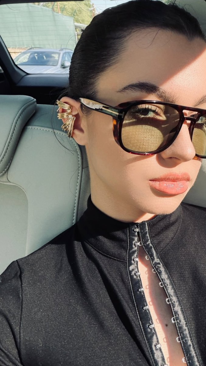 82mariarc's tweet photo. Glamorous girl 🖤✨️

Bonita mi niña 

#SuBurcuYazgıCoşkun https://t.co/QGOcuewm6D
