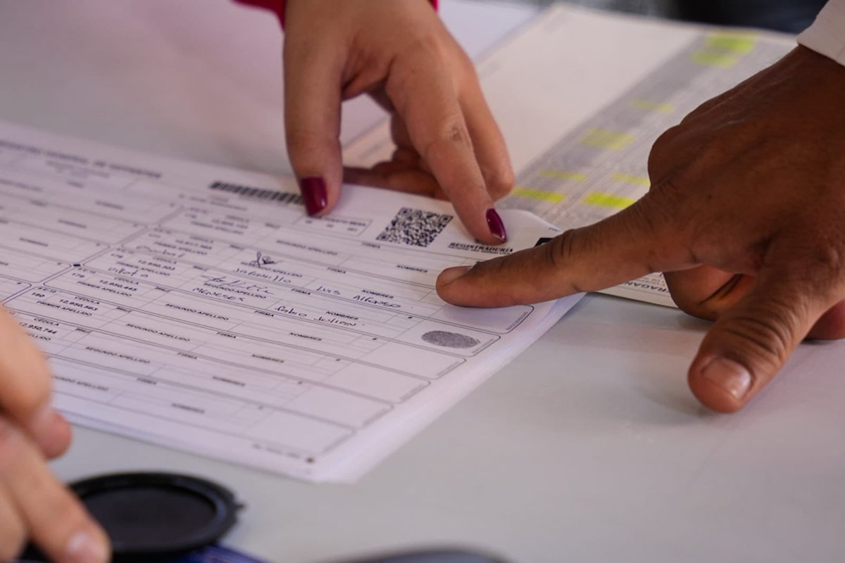 LuisAlfonsoEsc's tweet photo. Hoy ejercimos nuestro derecho al voto en una jornada que marcará el rumbo del país en los próximos años.

Desde #Nariño hacemos un llamado a participar con responsabilidad, esperanza y profundo respeto por la democracia.

Que sea la conciencia ciudadana la que decida el futuro de #Colombia en libertad y en paz.