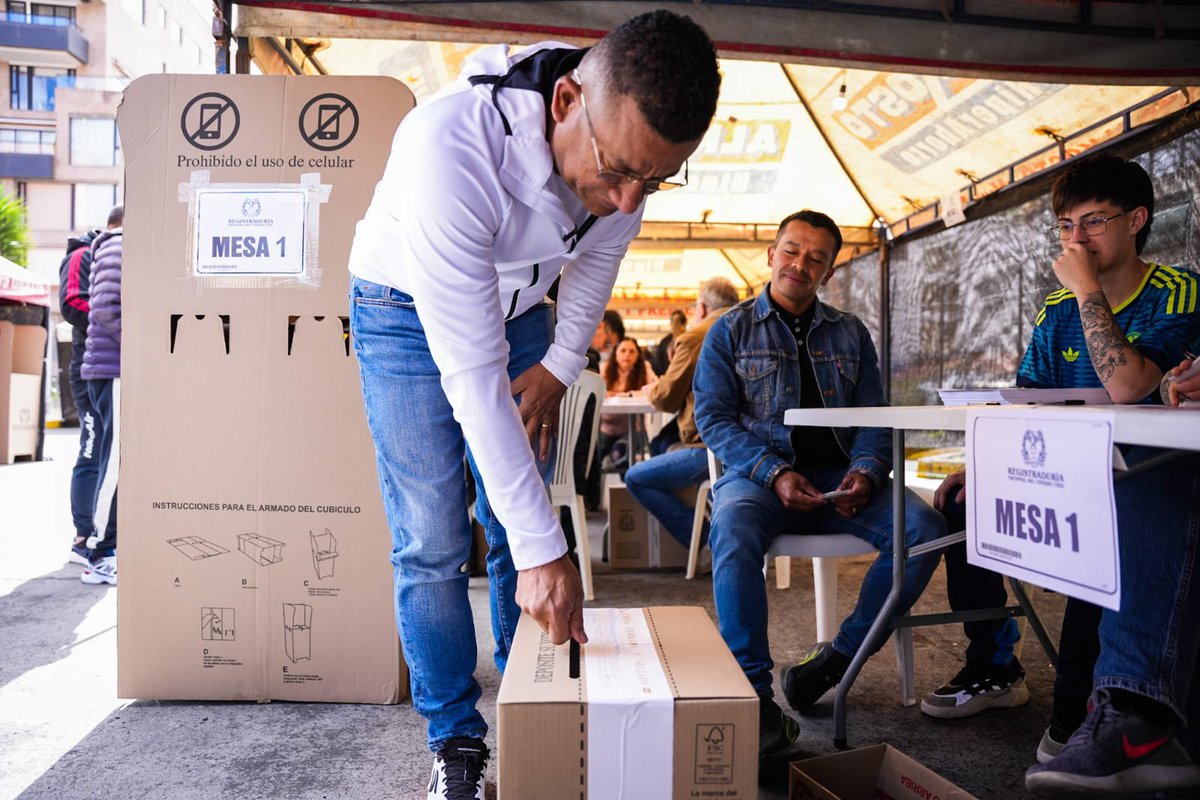 LuisAlfonsoEsc's tweet photo. Hoy ejercimos nuestro derecho al voto en una jornada que marcará el rumbo del país en los próximos años.

Desde #Nariño hacemos un llamado a participar con responsabilidad, esperanza y profundo respeto por la democracia.

Que sea la conciencia ciudadana la que decida el futuro de #Colombia en libertad y en paz.