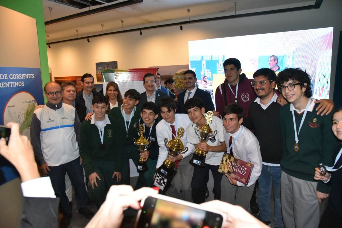 PedroCtes2025's tweet photo. “Ajedrez Educativo Jóvenes por la Paz” es un torneo que promueve a traves del #ajedrez la educación integral, la convivencia y el desarrollo cognitivo y social. El vicegobernador @PedroBraillardP asistió a la Gran Final en Casa Iberá para la premiación de la Escuela Saint Patrick https://t.co/0xxWNVd7XC