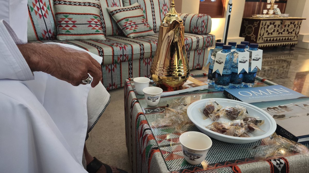 hmdqsm's tweet photo. توی فرودگاه عمان یه مغازه توریستی بود که همینطوری رفتم توش. با احمد صاحبش یه خوش و بشی کردم و ازش پرسیدم قهوه عمانی کجا بخورم؟ گفت همینجا پیش خودم.
فکر کردم میخواد راهی باز کنه که بهم چیزی بفروشه. سریع گفت اینجا عمان‌ه، همه چیز پول نیست.
نشستیم یک ساعتی گپ زدیم، از تنگه هرمز گفتیم و رفیق شدیم. 

این هم یک تفاوت اصلی شرق و غرب. توی اروپا هیچ وقت «کافی» مجانی نیست!