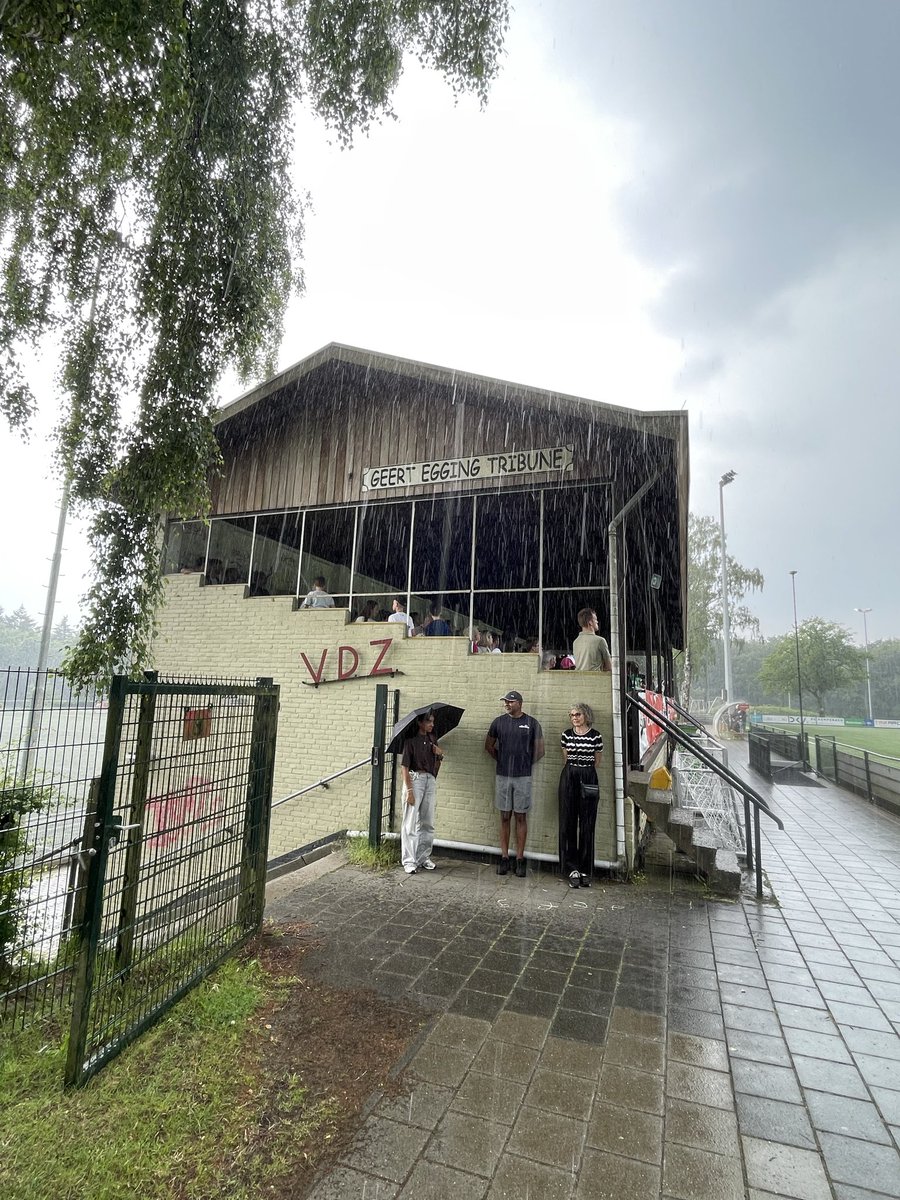 jholman12's tweet photo. Via het prachtige park Sonsbeek naar VDZ Arnhem  gelopen. Doel: de oudste voetbaltribune die nog in gebruik is bekijken. Nu het nog kan. Play off wedstrijd: VDZ Arnhem - Groesbeekse boys 1-3. Terechte overwinning voor de ploeg met veel uitsupport. https://t.co/2KL1oSjGKA