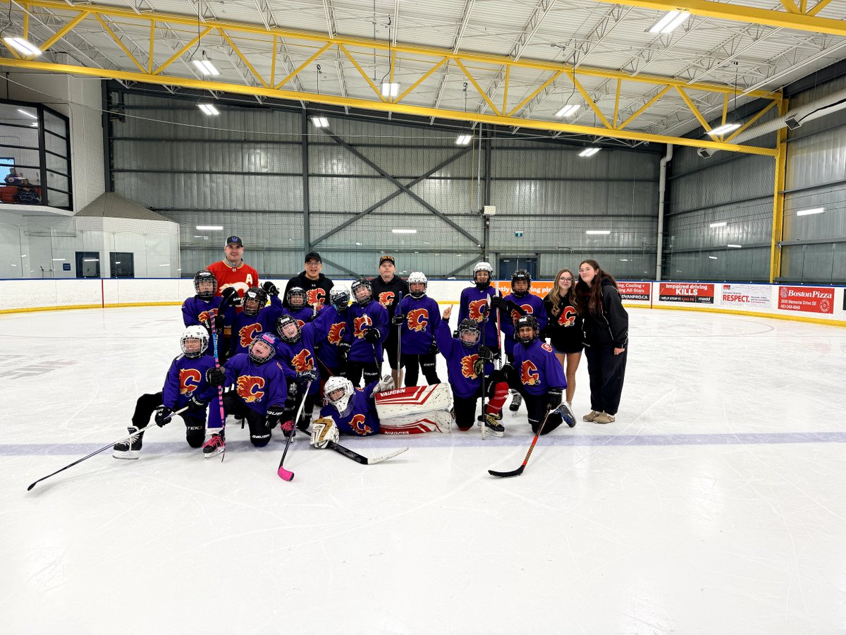 AlumniFlames's tweet photo. Last night, Curtis Glencross helped out with a Jr. #Flames session! 

A partnership between the @FlamesFdn, Flames alumni, and @hockeycalgary, the program helps players develop basic hockey skills that allow them to have fun and experience success in a full-time program! https://t.co/Zje9VKMVYi