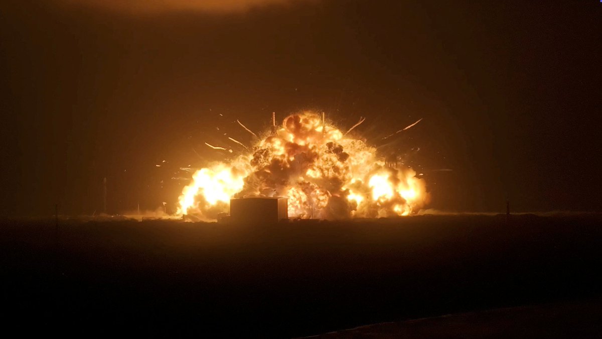 earthdailynews's tweet photo. A Blue Origin New Glenn rocket exploded, creating a large fireball over Florida, but fortunately, there were no injuries reported from the incident. Blue Origin is owned by Jeff Bezos. #blueoriginexplosion
#blueorigin
#rocketexplosion
#capecanaveral
#blueoriginrocket
#newglenn https://t.co/HjWqmkDtLc