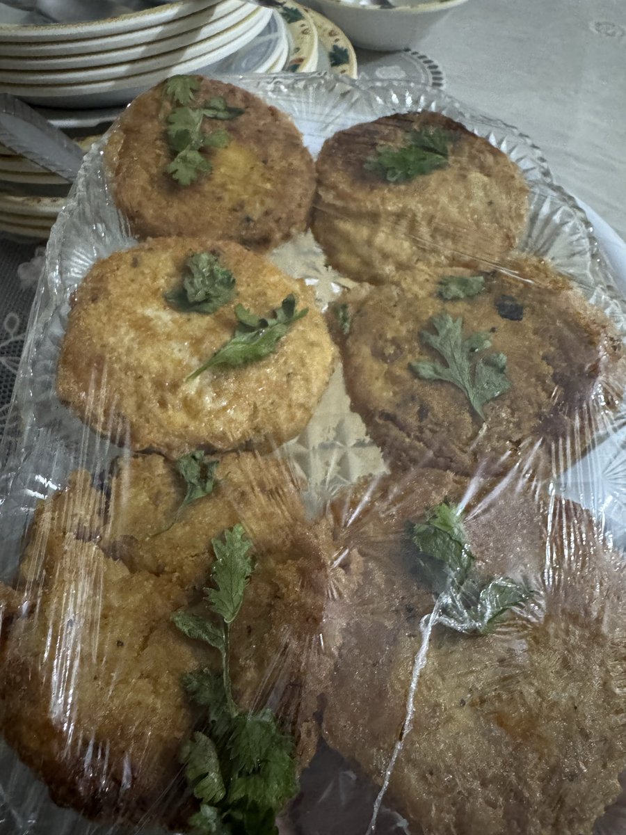 ilubnashah's tweet photo. Who loves to eat Shami Kebab? 
.
.
.
Yummiest, home made ✨🍗🥙 https://t.co/wrgvkKaqiL