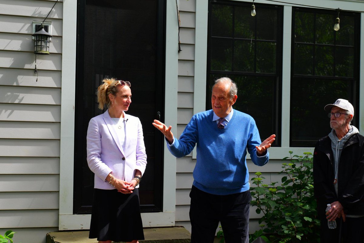 suealtman's tweet photo. Bill Bradley is a titan of New Jersey, both in the Senate and on the basketball court. It was an honor to have him at our rally and canvass in Princeton today, and I’m so excited to have his support in the stretch. Thank you @SenBillBradley, and go Knicks!! https://t.co/e5OZLcsgq9