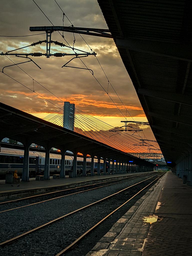Feli2828's tweet photo. #trainstation #sunset #urbanphotography #cityvibe https://t.co/24u3LWXHRt