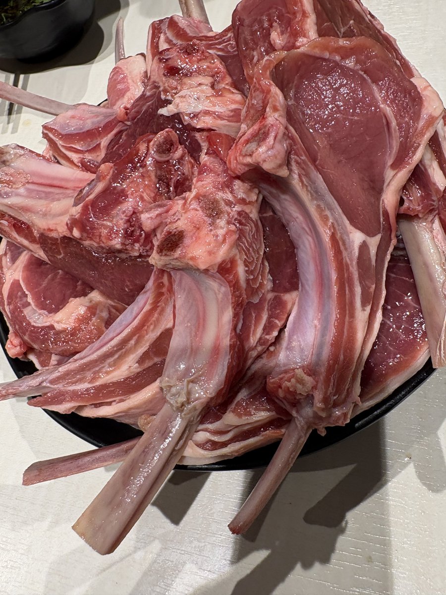 agechance's tweet photo. ラム食べ放題にいってきたでやんす🐏 前回は体重3kg増えたので、今回は炭水化物を取らない作戦で挑戦！増えないことを祈ってたら…結局2.5kg増えてたでやんす…。
でもめっちゃ楽しかったからプラスでやんすね！ https://t.co/FImRzCH4t3