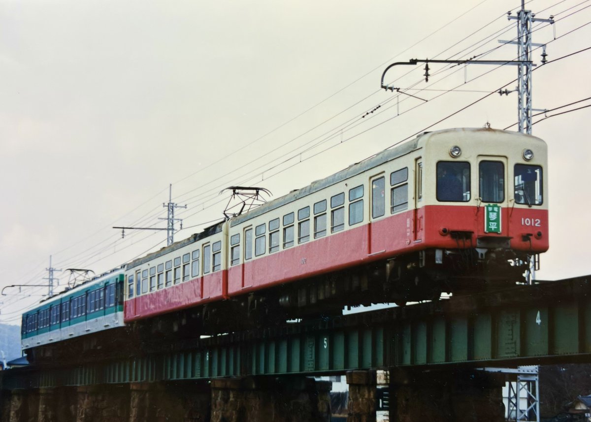 SemiExp_Mikuni's tweet photo. 琴電の古い写真を。
「行」がない琴電琴平と高松築港の看板。
なぜこの板が作られたのかは今も？です。 https://t.co/5KLA4loQDe