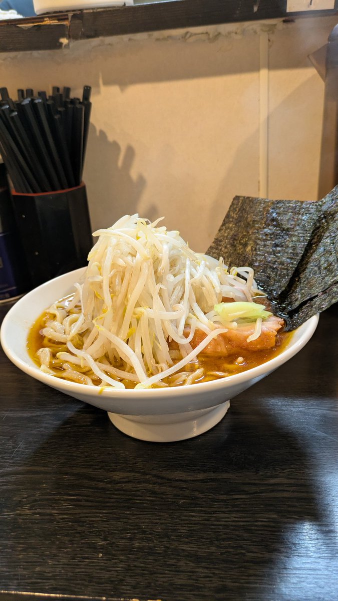 liendady's tweet photo. 小ラーメン＋カレー　豚星。
またこれ？！って声は聞こえてません（笑）
２０日ぶりの豚星。はやっぱりこれを。
ワクワクさんの安定の麺上げからの、いこいくんの盛り付け。様になってきました
麺は少なくてもチャーシューが大きければ良いのです（笑）
次は朝一の非乳化てカレーだな！塩なら尚良し！ https://t.co/0n4zaUc3vB