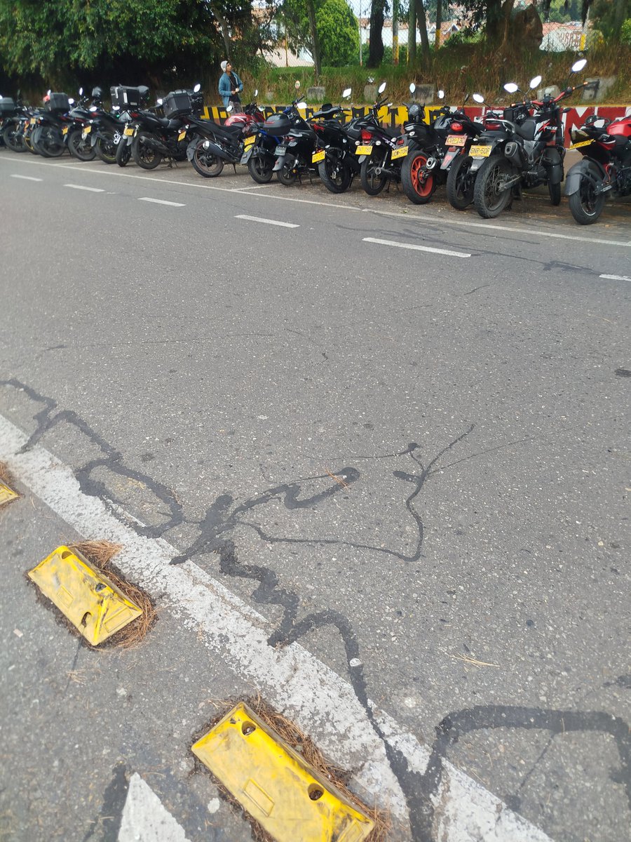edwinper7's tweet photo. @SectorMovilidad que desorden frente al  centro comercial fiesta suba y  todo por una iglesia pasen desen una vuelta https://t.co/UT9BP5Dvux