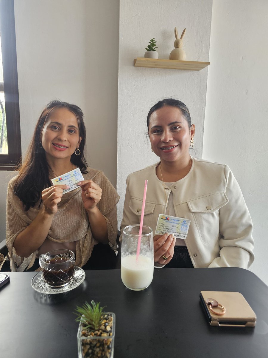 EvelinCabezas4's tweet photo. Nosotras también Votamos por @PalomaValenciaL Presidenta 
¡VAMOS! ✍️💯
@PartidoMIRA 
#Sáchica Boyacá https://t.co/ZHcmYx6coF