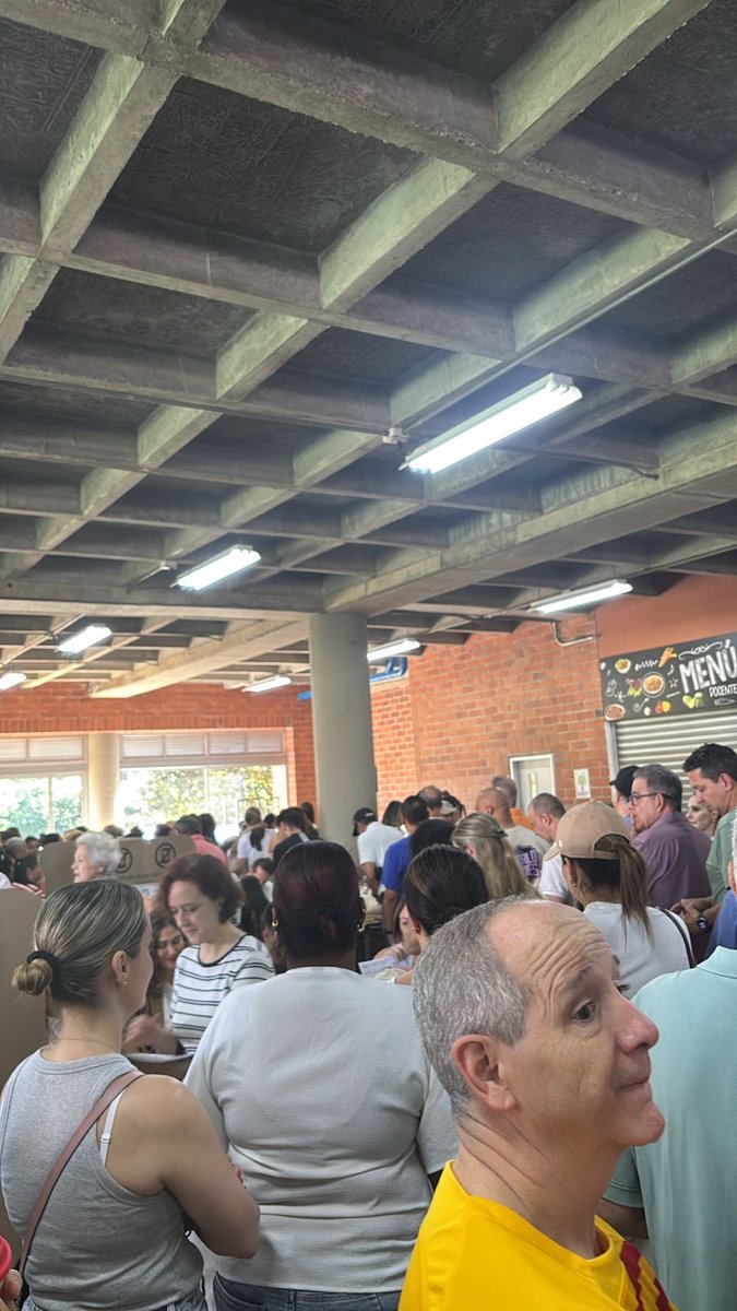 ccubaque's tweet photo. A respetar la decisión democrática, sea cual sea el resultado. Se observan largas filas de votantes ejerciendo su derecho al voto. #ColombiaDecide https://t.co/kF2OPgRq42