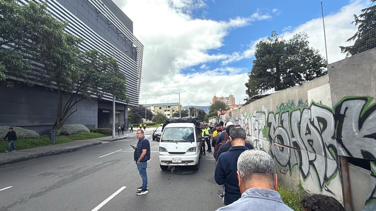 ccubaque's tweet photo. A respetar la decisión democrática, sea cual sea el resultado. Se observan largas filas de votantes ejerciendo su derecho al voto. #ColombiaDecide https://t.co/kF2OPgRq42