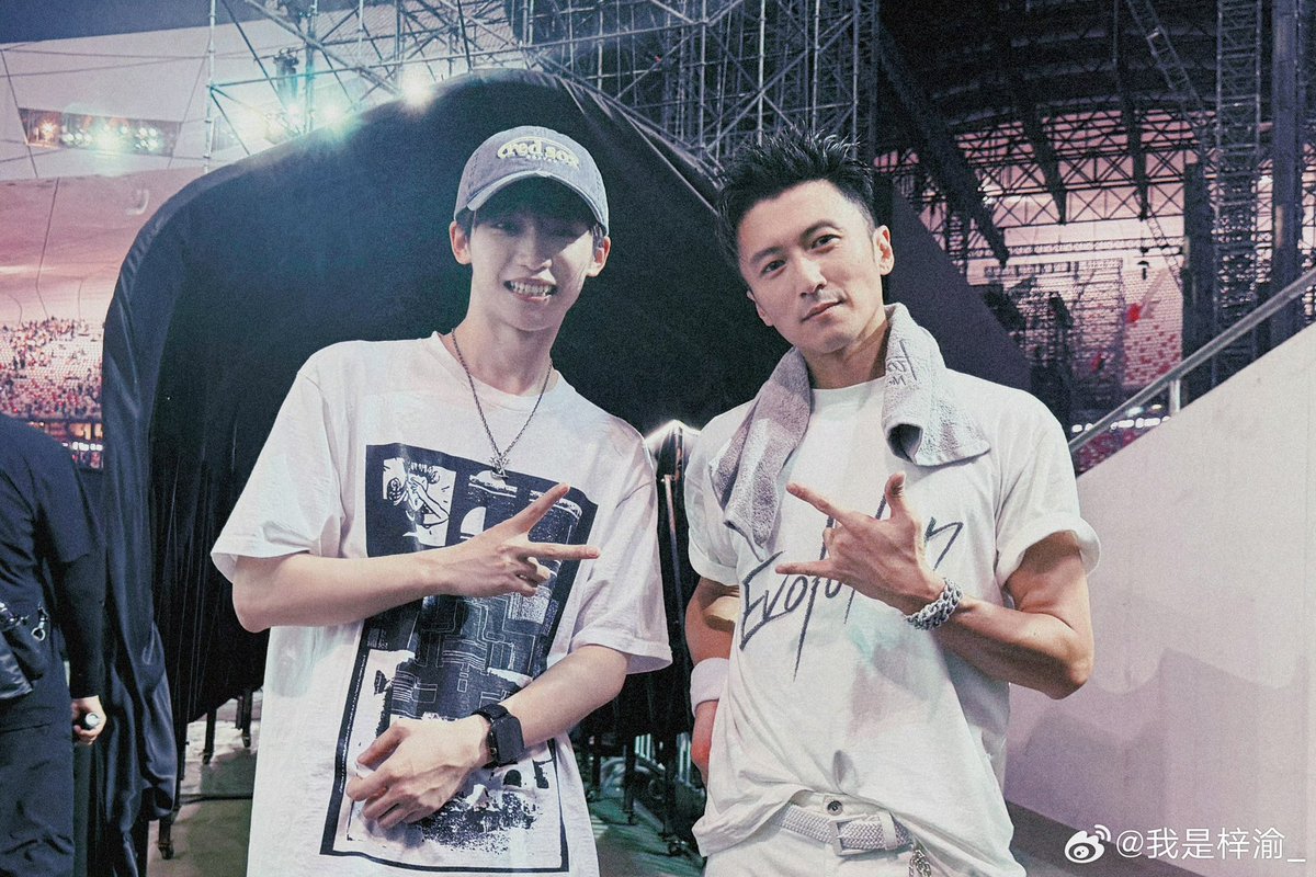 iampk_z's tweet photo. [260531] ZiYu Weibo Update

Thank you for this perfect night!!! 🎸

#ZiYu #梓渝 https://t.co/8EaZvABtTg