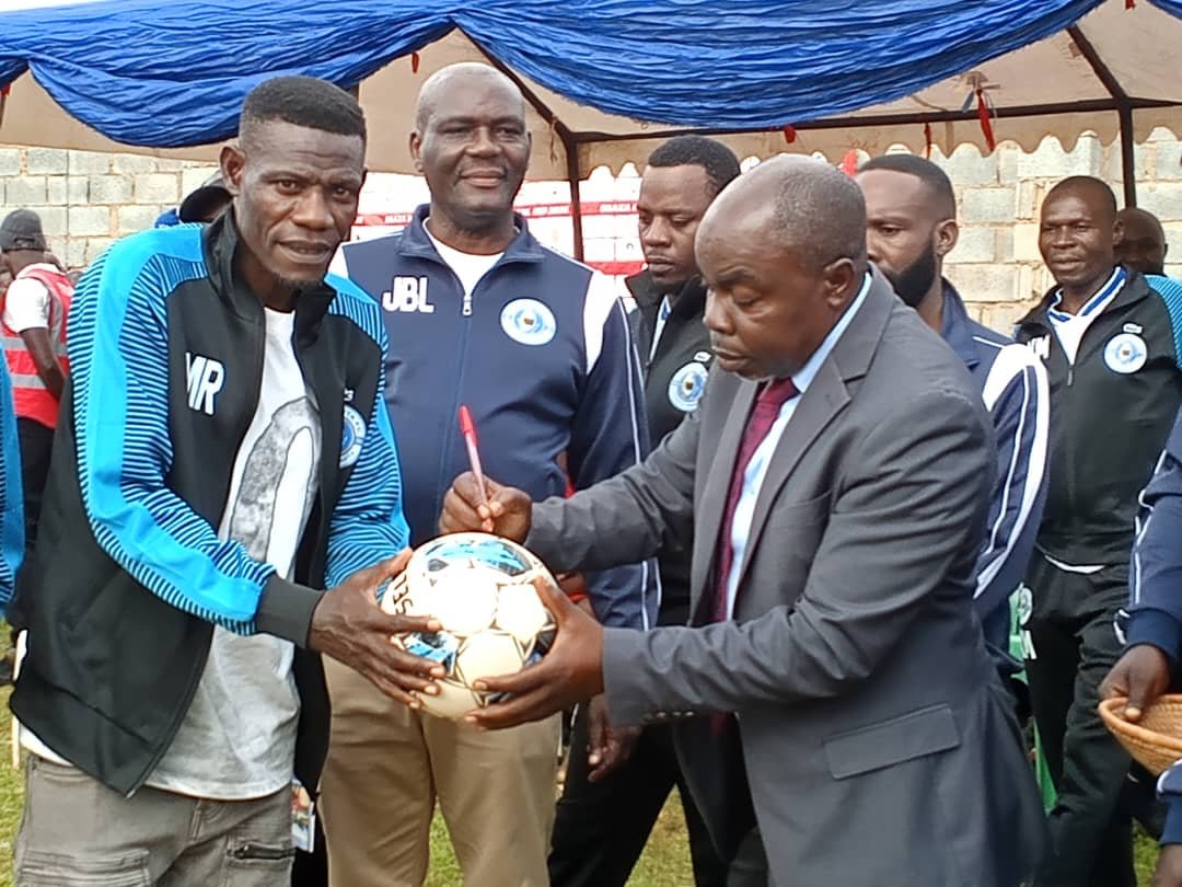 EssazaMawokota_'s tweet photo. #KIWEDDE: Richard Malinga atongozeddwa ng'omutendesi wa ttiimu y'Essaza. Emyaka egiyise abaddeko Omutendesi waffe era ajjukirwa nnyo okutendeka omupiira ogw'akawoowo.

Yaakava mu mpaka za USSSA gyeyawangulidde ekikopo n'essomero lya Amus College.

#Tukusanyukidde

@MasazaCup_ https://t.co/0UNaeBK5Cw