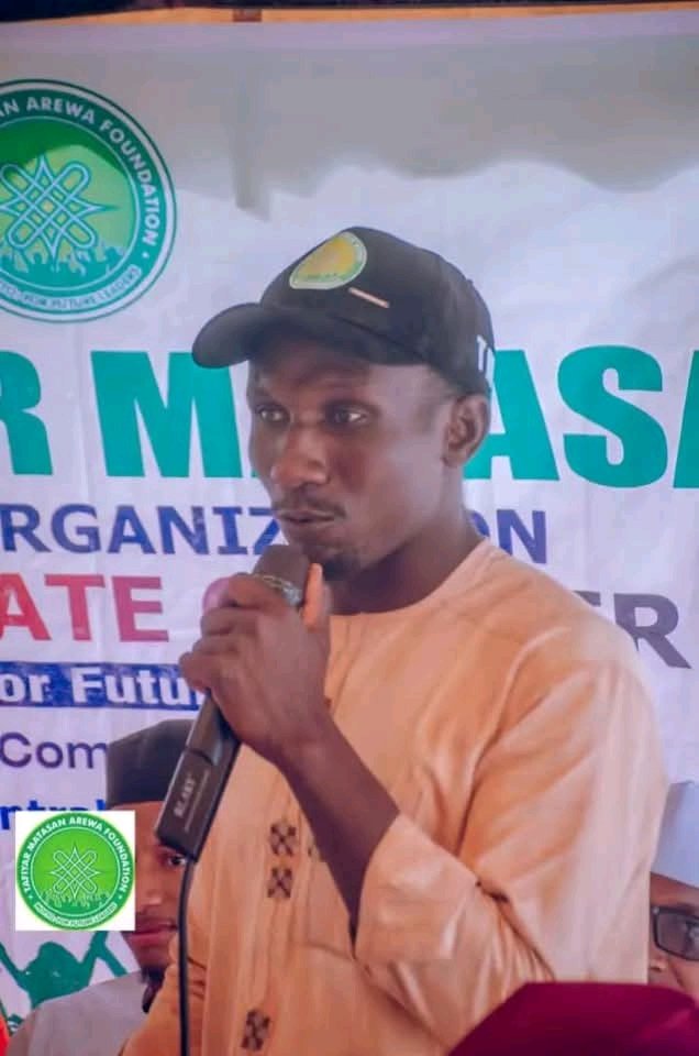 BauraGali's tweet photo. 1. Haɗin Kan Ƙasa da Zaman Lafiya

​Manufar: Samar da tsarin siyasa da zai haɗe kan kowane sashe na ƙasa (Kudu da Arewa) ba tare da nuna banbancin ƙabila, addini, ko yanki ba.

​Hanyar Cimma Wa: Tabbatar da adalci a rabon madafun iko da ayyukan yi na gwamnati ta yadda kowane ɗan ƙasa zai ji shi ma ana damawa da shi.

​2. Tabbatar da Doka da Adalci

​Manufar: Gina tsarin siyasa inda doka ta fi ƙarfin kowa, kama daga talaka har zuwa babban shugaba.

​Hanyar Cimma Wa: Ƙarfafa gwiwar hukumomin yaki da rashawa (kamar EFCC da ICPC) da kuma tabbatar da cewa ɓangaren shari'a (Kotun) yana da cikakken 'yancin gudanar da ayyukansa ba tare da katsalandan ɗin 'yan siyasa ba.

​3. Kyautata Tsarin Zaɓe (Inganci da Gaskiya)

​Manufar: Tabbatar da cewa muryar talaka ita ce ke fita a kowane zaɓe, kuma sakamakon zaɓe ya zama madubin abin da jama'a suka zaɓa.

​Hanyar Cimma Wa: Yin amfani da na'urorin zamani (kamar BVAS da IReV) ta hanya mai tsafta, da kuma hukunta duk wanda aka kama da laifin magudin zaɓe ko sayen ƙuri'u.

​4. Bunkasa Tattalin Arziki da Samar da Ayyukan Yi

​Manufar: Yin amfani da ikon siyasa wajen ƙirƙirar tsare-tsare masu kyau da za su kawo juyin juya hali a fannin noma, masana'antu, da fasahar zamani.

​Hanyar Cimma Wa: Ba da fifiko wajen samar da wutar lantarki, inganta hanyoyin sufuri, da rage haraji ga kananan sana'o'i don matasa su sami ayyukan yi.

​5. Shigar da Matasa da Mata Cikin Tsarin Mulki

​Manufar: Canza fasalin siyasar Najeriya daga "siyasar tsofaffi" zuwa siyasa ta zamani da ta haɗa da hazikan matasa da mata.

​Hanyar Cimma Wa: Rage kuɗaɗen sayen fom ɗin takara da kuma gudanar da horo na musamman ga matasa masu kishin ƙasa don su shigo fagen siyasa da sabbin dabarun gina ƙasa.

​6. Inganta Rayuwar Al'umma (Ilimi da Lafiya)

​Manufar: Mayar da hankali kan abubuwan da suka shafi rayuwar yau da kullum ta ɗan ƙasa maimakon ginin manyan ayyuka na alfahari kawai.

​Hanyar Cimma Wa: Tabbatar da cewa kasafin kuɗi na fannin ilimi da lafiya ya karu, sannan a inganta makarantun gwamnati da asibitoci domin talaka ya amfana.

​A Takaice: Kyawawan manofofin siyasa a Najeriya su ne wadanda suka ginu a kan Adalci, Gaskiya, da Kishin Ƙasa. Siyasa ba gaba ba ce; kishin ci gaban al'umma ne.