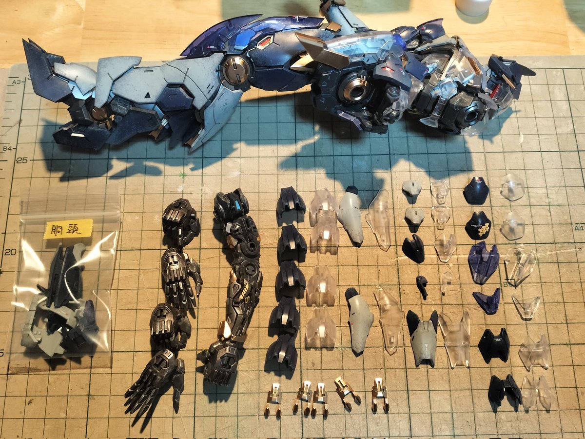 sazi9973's tweet photo. 左半身装甲のクリアパーツへの置換完了
手をかけたパーツを外すかどうか？ちょっと迷いましたが、クリアパーツも悪く無いので〜しばらくはコレで飾っておきます✨
これでようやく令曜先生の完成です✨👍️（５月から微妙にはみ出しましたが）
#HiPlay
#XIAOT
#龍紋鏢局
#令曜
#LingYao https://t.co/p7G0DDugnd