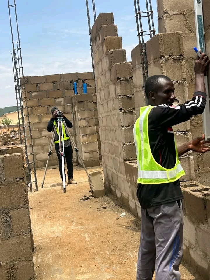 BauraGali's tweet photo. Bldr. Kabiru Rabiu Gali (MNIOB) kwararren gini ne (Builder) kuma Injiniyan Gudanar da Ayyuka a rukunonin gine-gine (Site Engineer) da ke kasar Nijeriya.

​Ga takaitaccen tarihinsa da abubuwan da ya sa gaba:

​Sana'a da Kwarewa: Memba ne mai rajista a kungiyar kwararrun gine-gine ta kasa, wato Nigerian Institute of Building (NIOB). Yana da kwarewa sosai a fannonin tsara gine-gine, lissafin karfin jiki na gine-gine (structural theory), da kuma kula da ingancin ayyuka a wuraren gini.

​Burika da Cigaba: Baya ga gudanar da ayyukan gine-gine a manyan birane kamar Abuja, Kano, da Kaduna, yana kokarin kafa kamfaninsa na kansa na gine-gine mai rijista da hukumar CAC. Kuma mutum ne mai son koyon fasahar zamani, inda yake amfani da manhajojin kwamfuta da na wayar hannu kamar AutoCAD domin tsara taswirori.

​Rayuwarsa: Da ne ga marigayi Mal. Rabiu Sani Gora II.

​Bldr. Kabiru matashi ne mai fafutuka, jajircewa, da son ci gaban al'umma, wanda ke amfani da kwarewarsa domin gina gobe mai kyau.

bldr. Kabiru Gali Rabiu