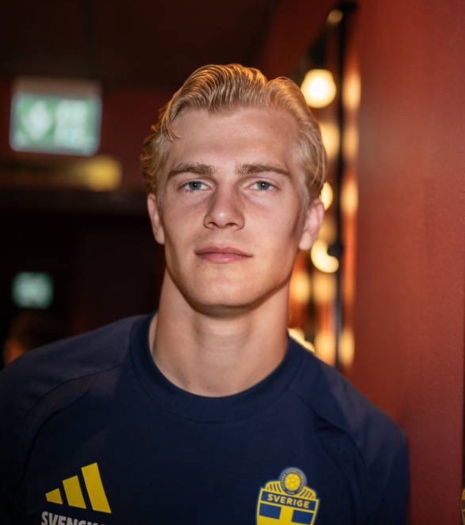 forumbunklr's tweet photo. GENTE? Jogador padrão de apenas 20 anos exibe calvície avançada e deixa marias-chuteiras sem chão https://t.co/5DlJY6OTCS