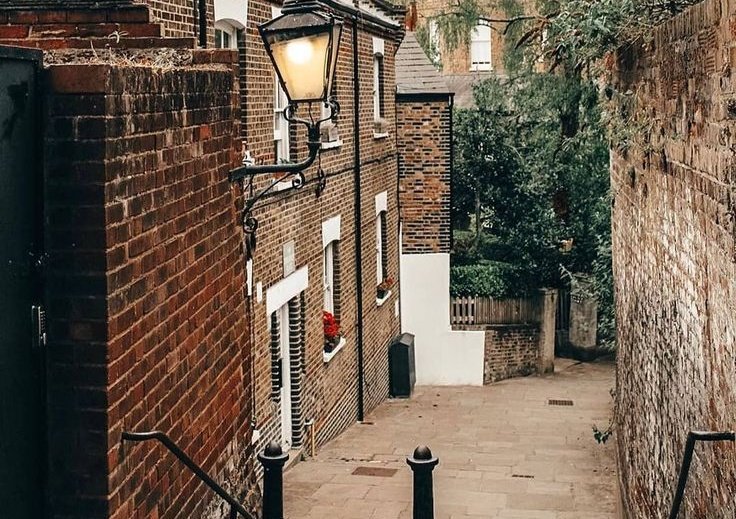 VinnieSull1van's tweet photo. Upcoming Pub/History Walking Tours
https://t.co/8oswFXHPR7

Hampstead 🚶‍♂️🚶🚶‍♀️ @PubHistoryTours
🗓 13th June (SATURDAY)
👥 Hampstead Station (On Northern Line)
🕦 11 AM With @VinnieSull1van

Rochester, Kent 🚶‍♂️🚶🚶‍♀️
🗓 27th June (SATURDAY)
👥 Rochester Station 
🕦 11 AM With @VinnieSull1van

St Pancras 🚶‍♂️🚶🚶‍♀️
🗓 4th July (SATURDAY)
👥 The George Pub (Eversholt Street, by Euston Station)   
🕦 11 AM With @ChelseaDan5
(Accompanied by @VinnieSull1van) 

Hampstead is one of London's oldest and most exclusive historic villages. Tracing its roots back to Anglo-Saxon times, it transitioned from a rural farming hamlet to a fashionable 17th-century spa resort and evolved into the highly affluent, artistic, and literary sanctuary of today. This walking tour is a great excuse to enjoy a picturesque, historic location without the bustle and noice of central London. We shall frequent some stunning streets, locations, and, of course, pubs whilst discussing the many takes attached to them.

Hampstead Underground Station is located at Hampstead High Street, London, NW3 1QG (on the Northern Line). About ten minutes from King's Cross. 

Each tour will last roughly between 3-1/2 to 4 hours (or more) and will include several pubs that we will both visit and pass. We will be visiting some of #London's most famous and impressive locations, and of course, pubs, whilst venturing into various historical epochs. If you need to leave early, then please let me know at the time, and I'll direct you.  

Prices: £20 per person (for over 18s),   
16-18: £10  
Under 16s: Free (If accompanied by a paying adult)  

Ps. Thank you all so much for all of your custom and support. It means the absolute world to me. 🤝