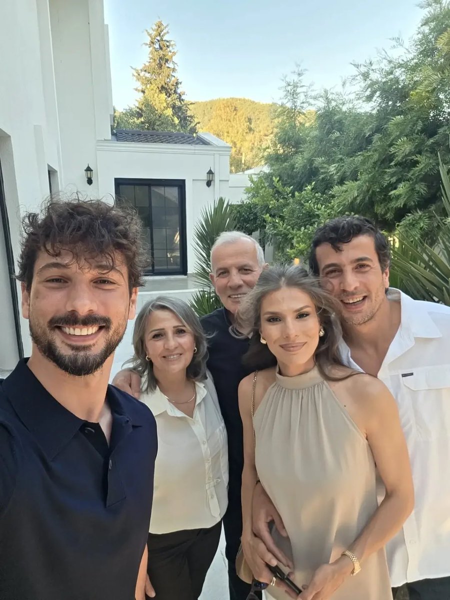 bestofdcaktas's tweet photo. Deniz Can Aktaş ve ailesi🤍 https://t.co/UNFmNipxkU