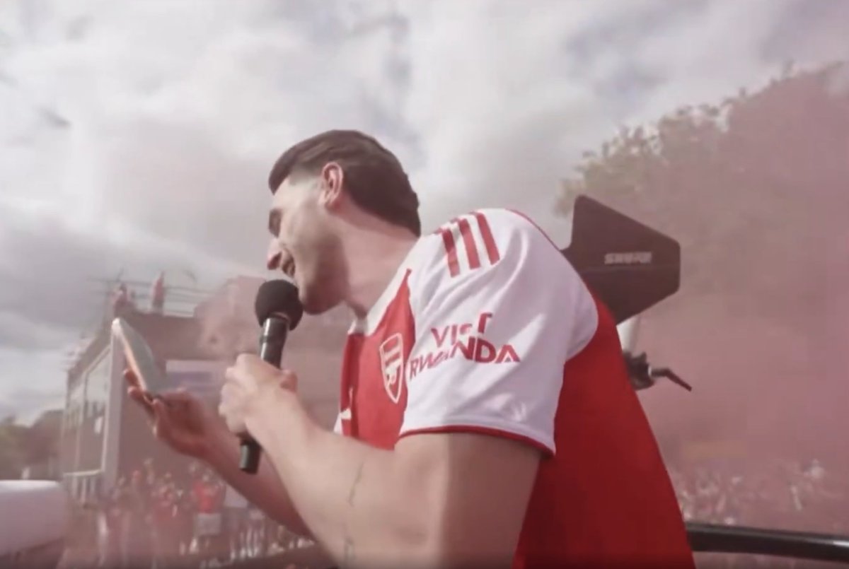TouchlineX's tweet photo. 🚨🗣️ 𝗡𝗘𝗪: Declan Rice during the parade right now:

"Set-piece again, olé, olé! Set-piece again, olé, olé!" https://t.co/IGggk6HjmN