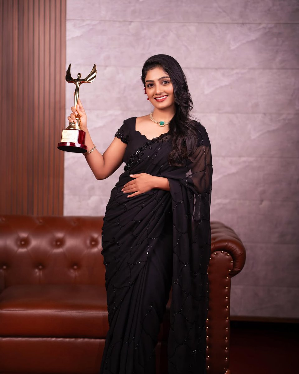s_harshith36184's tweet photo. 🏆 A well-deserved recognition for a Promising Star✨ 
Congratulations Kavu❤️

"Also ಈ ಸಲನೂ ಕಪ್ RCB ದ್ದೇ ಆಗುತ್ತಾ? 😉🏆❤️"

#Kavyashaiva #BBK12 #Kavu #RCB #KFI #Sandalwood https://t.co/sW4Pu50b6T