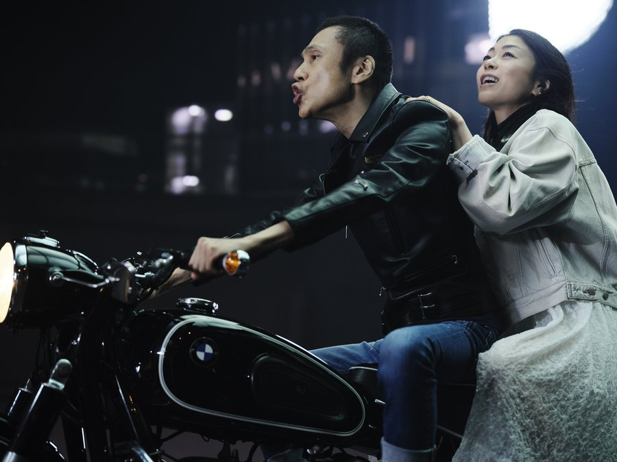 UtadaBr's tweet photo. Remix anunciado!

Pappa Paradise feat. Hiroto Komoto, cantor de rock japonês que liderou bandas como The Blue Hearts, The High-Lows e The Cro-Magnons .

A versão terá um novo MV e será incluída na versão LP do single Pappa Paradise, que será lançado dia 24 de junho.

#HikaruUtada https://t.co/vAzOX9cMla