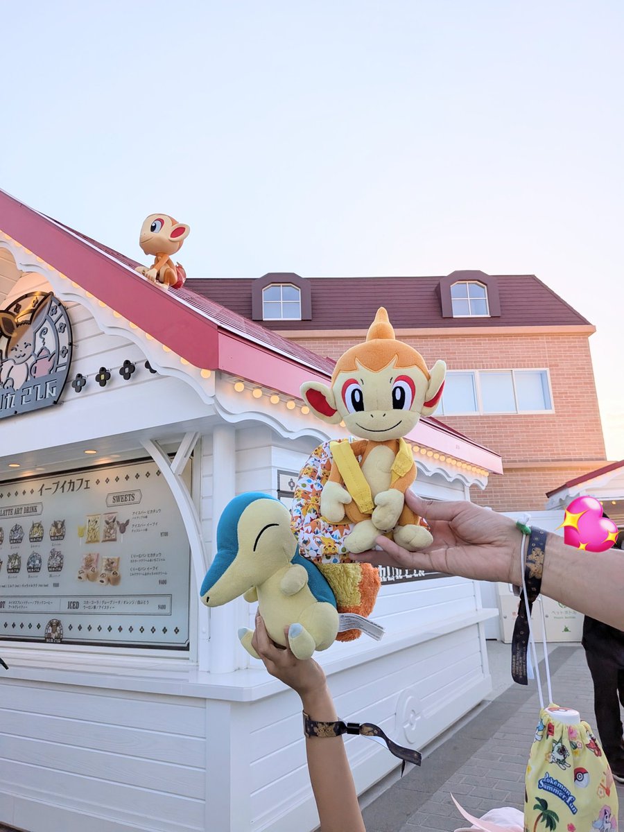 takachuuxyz's tweet photo. うぉー‼️カヤツリタウンのお店の屋根にヒコザルが2匹もいるなんて神😀

めっちゃ最高😀めっちゃカッコいい😀めっちゃ可愛い😀
ナゴヤのポケセンにもヒコザルはいるけどいつも手の届かない場所にいる😀

手が届かなくてもいいんだよ😀
#ポケパーク　#ヒコザル https://t.co/OLooBs5qWH