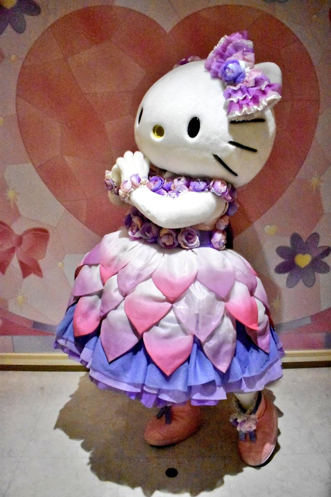 mimi33kitty's tweet photo. ＃キティちゃん と会えてお話したりハグしてもらえて幸せ💖キティちゃんのかわいくて美しいポーズも観られてうっとり😍大好き💖#ハローキティ ＃キティ https://t.co/x3Kw0klV0X