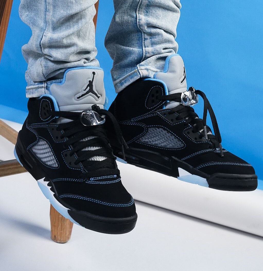 JustFreshKicks's tweet photo. ON FOOT LOOK: Air Jordan 5 "Black/University Blue" 🧊

• MJ Face box
• June 20th
• $220 https://t.co/gRSfittG4P
