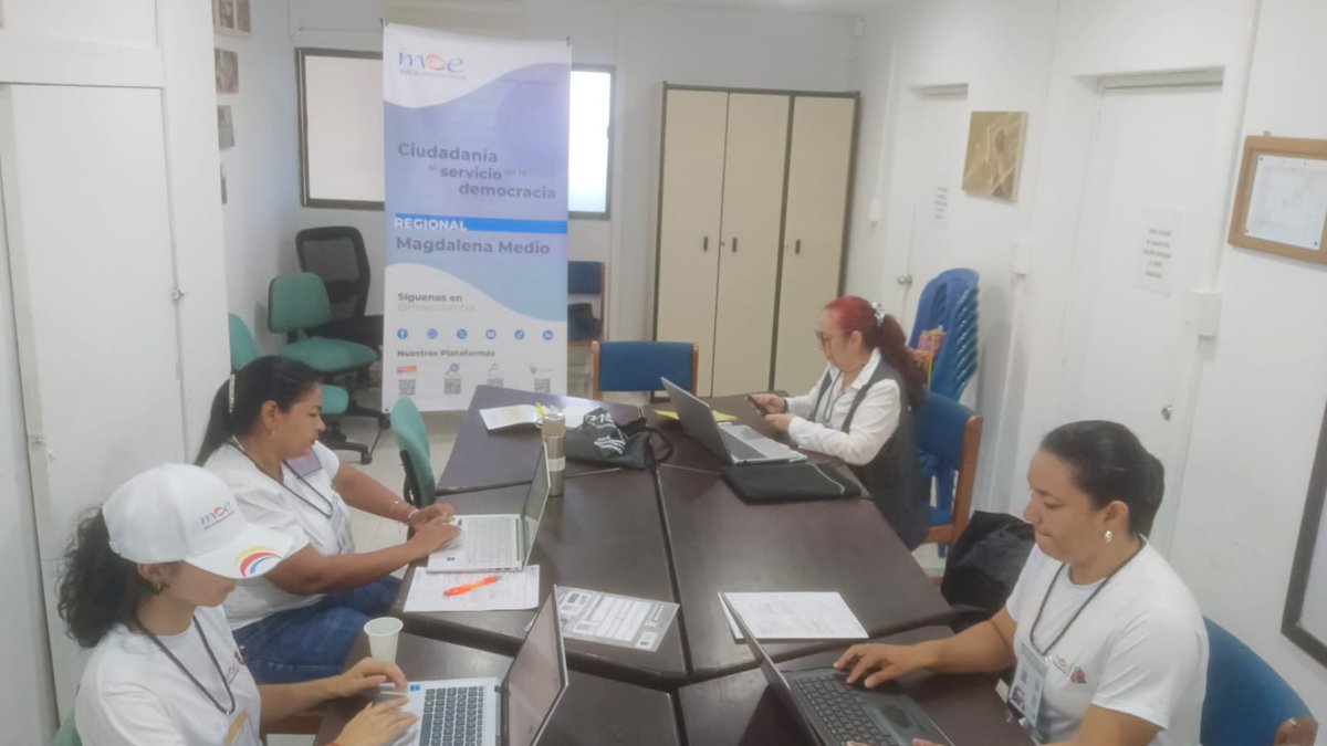 Directoramoe's tweet photo. Los equipos de digitalización y monitoreo trabajando desde el
Inicio de la jornada electoral recibiendo la información de los y las observadoras de  @moecolombia https://t.co/p6GVwTrL1k