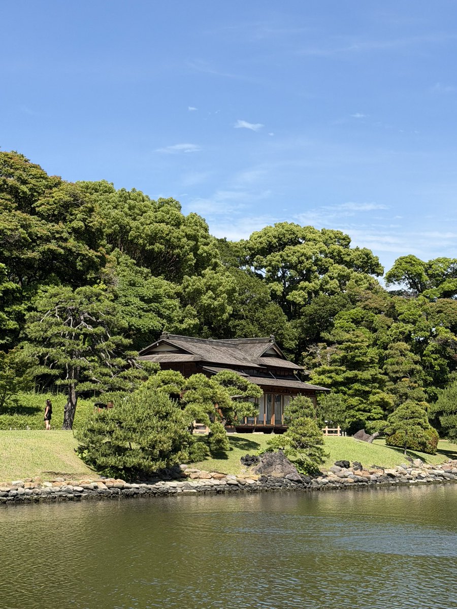 kensora623's tweet photo. 浜離宮恩恵公園に行ってきた。
周りは高層ビルだらけ。けれど、江戸時代の庭と現代東京の対比が意外に良かった。空が広い。中央の池は、昔は東京湾と繋がっていた潮入の池で、潮の匂いがした。
池のほとりの御茶屋で抹茶と和菓子を食べて、空を眺めてぼけぇっとした。抹茶の写真は撮り忘れた。 https://t.co/r5MCyD0dFf