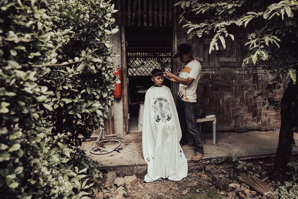 SRPix's tweet photo. The fragile contrast between a peaceful jungle haircut and an escalating civil war is the daily reality of the frontline.
THE BAMBOO SCHOOL // THAILAND 🇹🇭
(1/4) 👇 https://t.co/XiZjD8qxVA