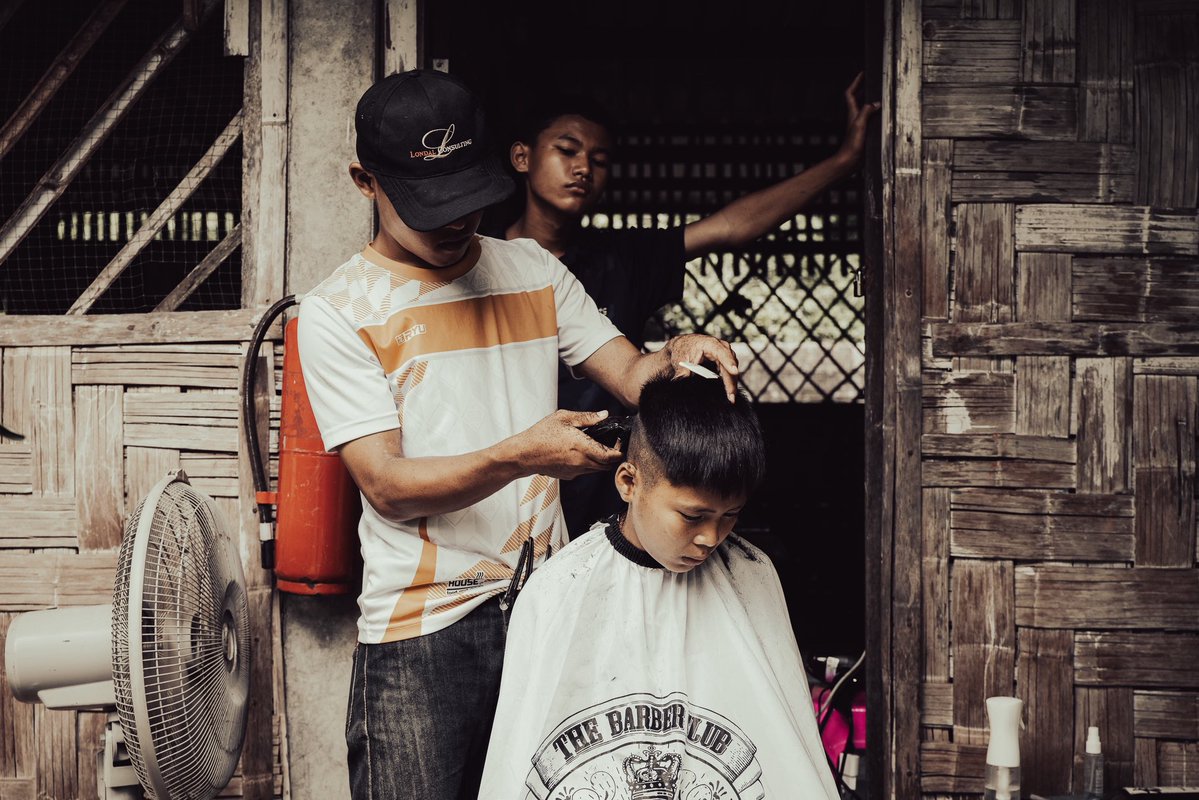 SRPix's tweet photo. The fragile contrast between a peaceful jungle haircut and an escalating civil war is the daily reality of the frontline.
THE BAMBOO SCHOOL // THAILAND 🇹🇭
(1/4) 👇 https://t.co/XiZjD8qxVA