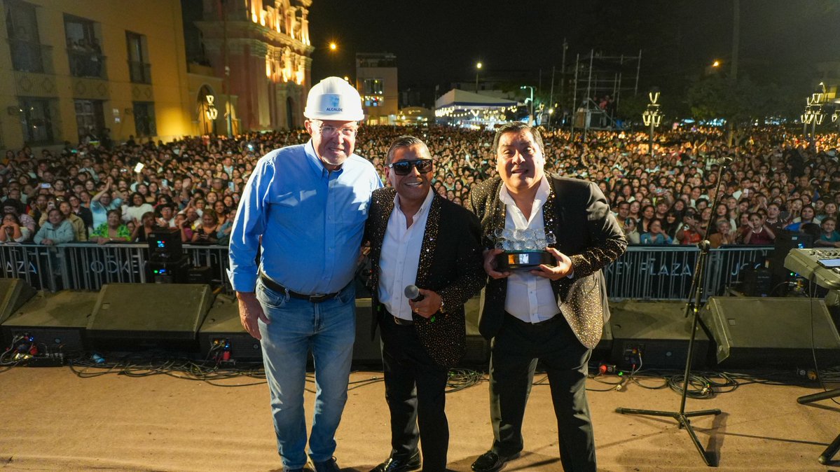 TechitoBruce's tweet photo. ¡Qué gran noche vivimos junto a Los Hermanos Yaipén en la Vendimia Surcana 2026! 🍇🎶

Miles de vecinos y visitantes disfrutaron de esta gran celebración en nuestra Plaza de Armas. Además, tuve el agrado de entregar a Los Hermanos Yaipén el reconocimiento “Racimo de Cristal”, en mérito a su destacada participación en nuestro festival y por llevar su música y alegría a todos los peruanos. ✨

¡Hoy es el último día de la Vendimia Surcana 2026, los esperamos para seguir celebrando juntos! 🍷🥳

#SurcoEstáMejorYSeNota #CarlosBruce #TechitoBruce