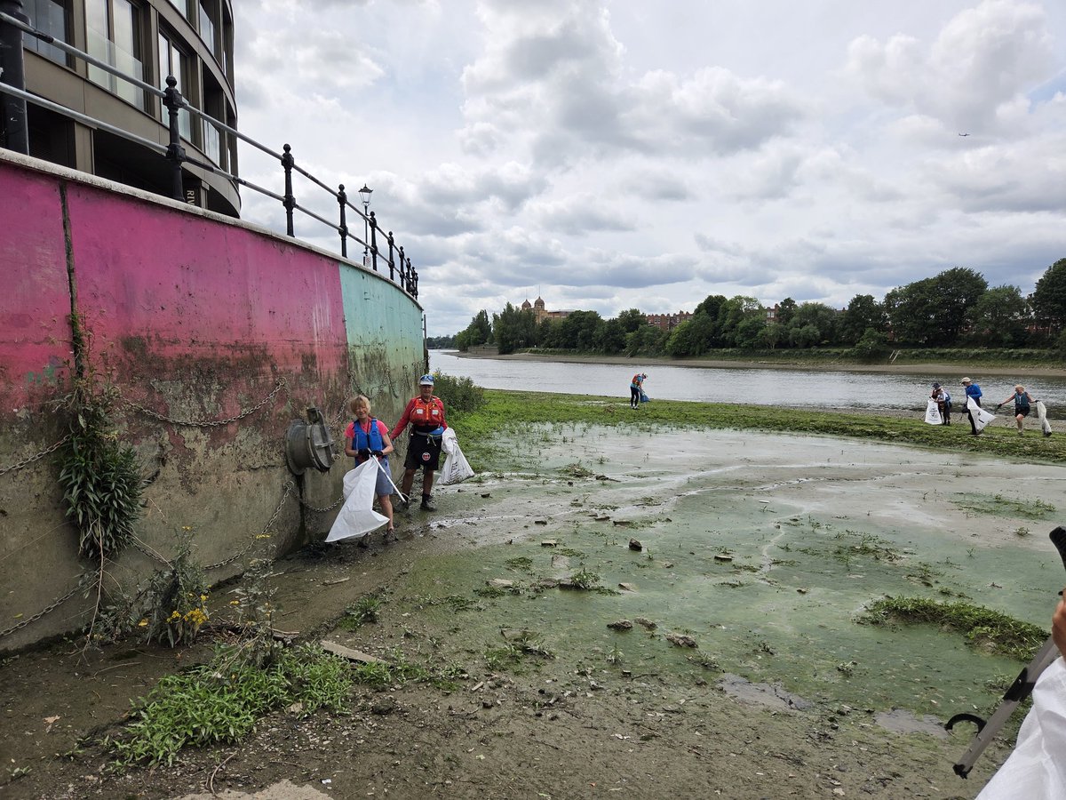 hammersmithandy's tweet photo. Thanks once again to Chiswick Pier Canoe Club for paddling down to Hammersmith to clear the foreshore of rubbish, debris and pollutants. Making the River safe and clean for all of us. https://t.co/ap2AtP1gMN