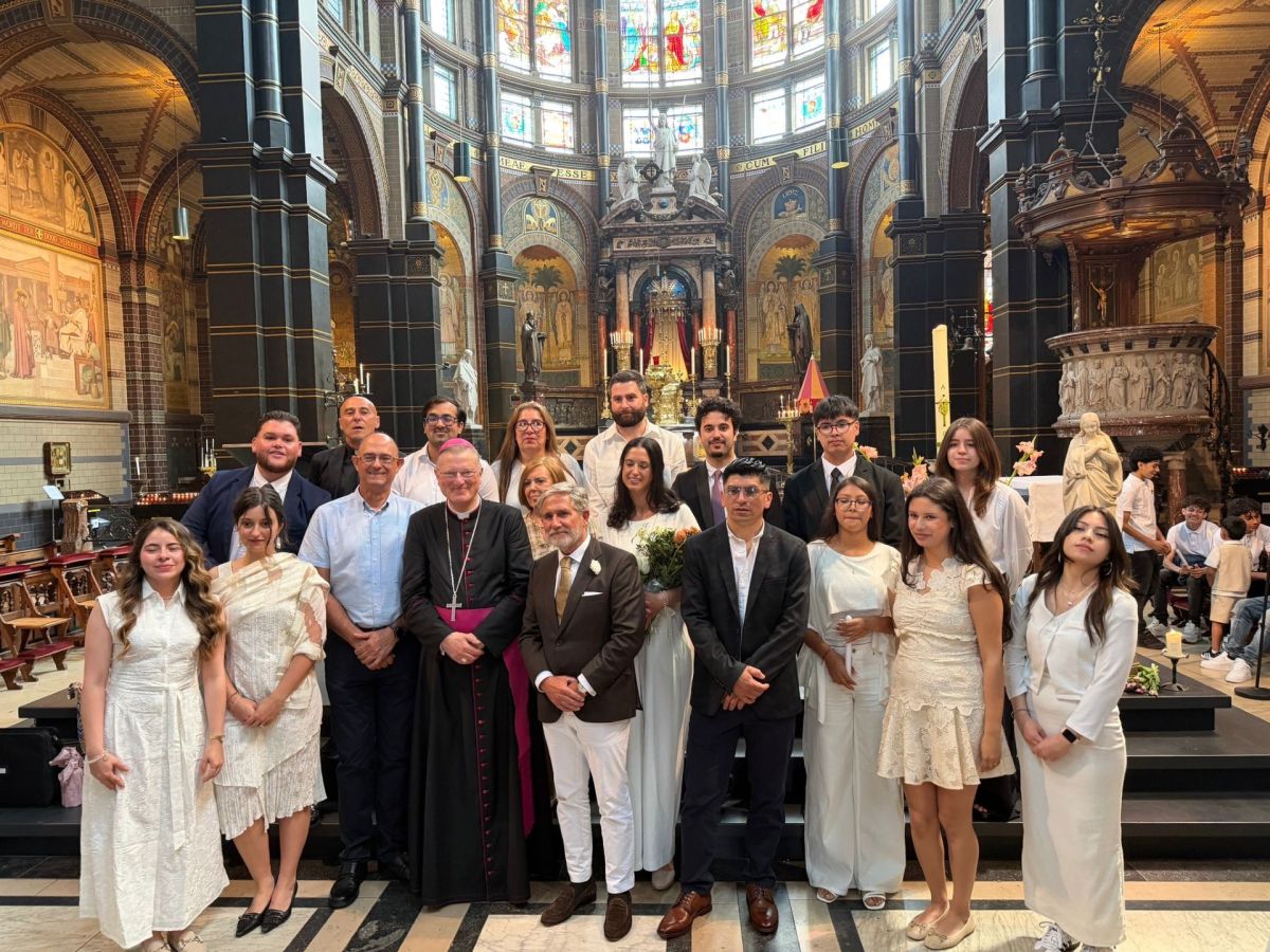 mgrhendriks's tweet photo. Confirmación en la parroquia de San Nicolas (Vormsel bij de Spaanstaligen) https://t.co/GSkE5v6FJz https://t.co/oiO98krVQm