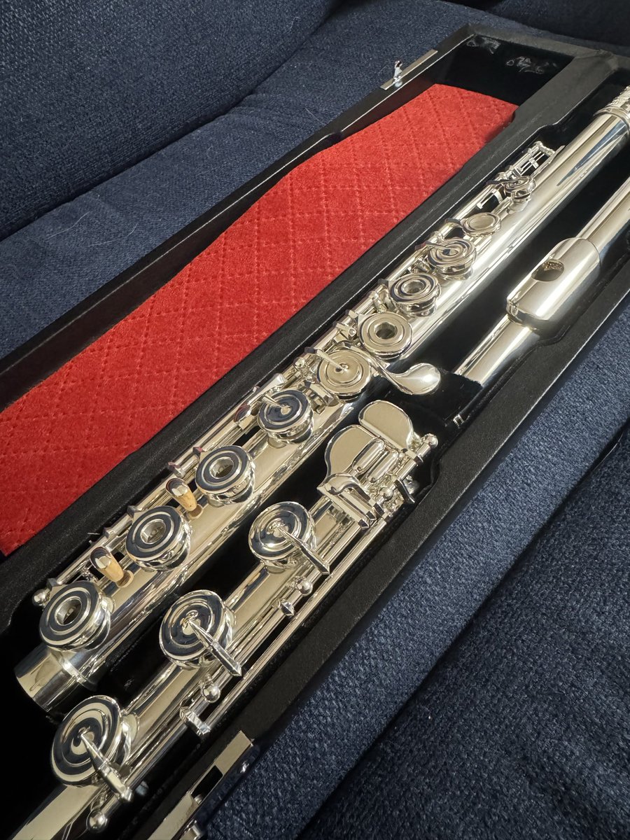 sunachiko's tweet photo. グループレッスン後はDACへ移動。
ん？おやおや？
銀色の真っ直ぐな楽器が並んでおりますね🤭
という事で、今年の自分への誕生日プレゼントでMNGです✨️
前々からすすめられた事もあり、ビッグバンドの加入をきっかけに、フルートをお持ち帰りしました🥰
Mago先生、選定ありがとうございました😊 https://t.co/INBLlSWSow