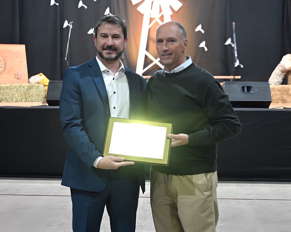 gerardomerinotw's tweet photo. Estuve presente en la celebración por los 90 años de la Sociedad Rural Valle del Chubut, una institución que ha sido protagonista del desarrollo productivo de nuestra región.

Son nueve décadas de trabajo, esfuerzo y compromiso de hombres y mujeres que hicieron crecer al campo y contribuyeron al crecimiento del Valle y de toda la provincia.

El campo forma parte de nuestra identidad y de nuestra economía. Por eso es importante reconocer a quienes, generación tras generación, siguen apostando a producir, invertir y generar oportunidades en nuestra región.

Felicitaciones a la Sociedad Rural Valle del Chubut por estos 90 años de historia.