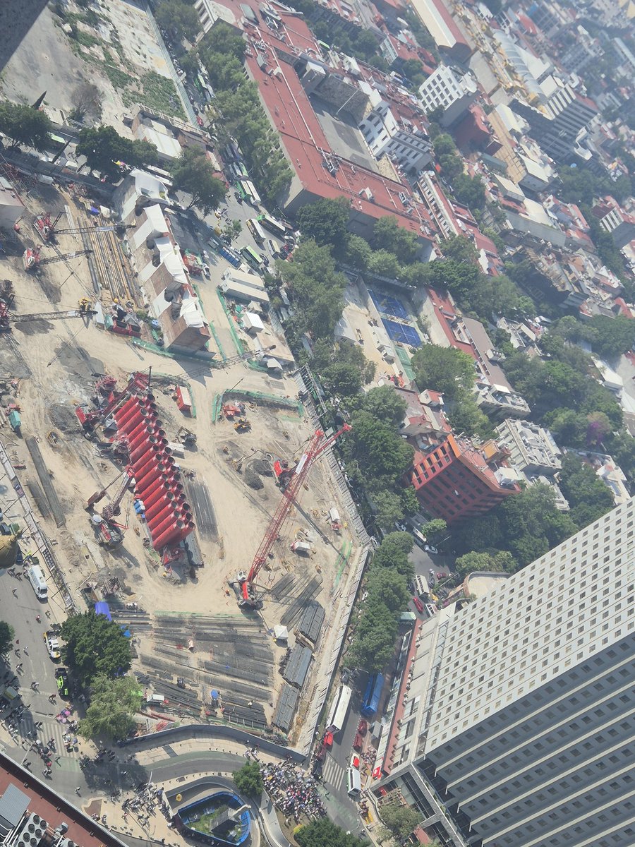 ma_toscano's tweet photo. Puro pinche acarreado en el evento de la presidenta.

Yo estoy contando como 50 camiones afuera de @SEGOB_mx. https://t.co/B64G6pBDCE