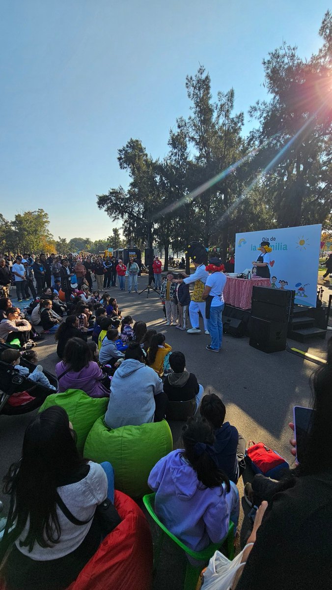 AgusCiarletta's tweet photo. Dia de la Familia en el Rosedal de la Ciudad de Buenos Aires, con miles de vecinos que se acercaron a jugar, a disfrutar y a pasar una tarde familiar espectacular! 

@jorgemacri @claramuzzio @gzinny https://t.co/BXHe0Pcv1W