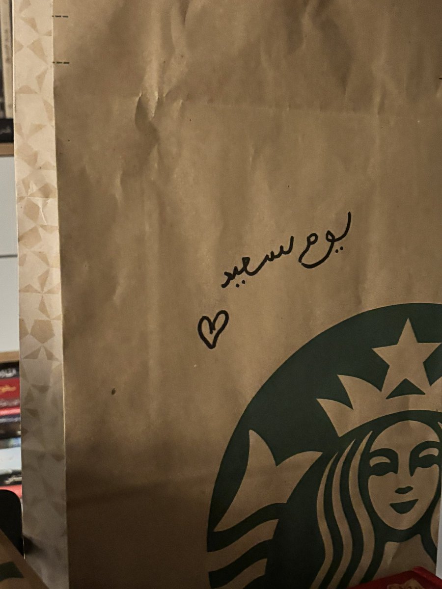 noofk2000's tweet photo. رغم دونات ستاربكس جاتني بطعم الثلاجة و محطبة، بس كتابة لطيفة أنقذت موقف المزاج 💗. https://t.co/EotxFE3NKR