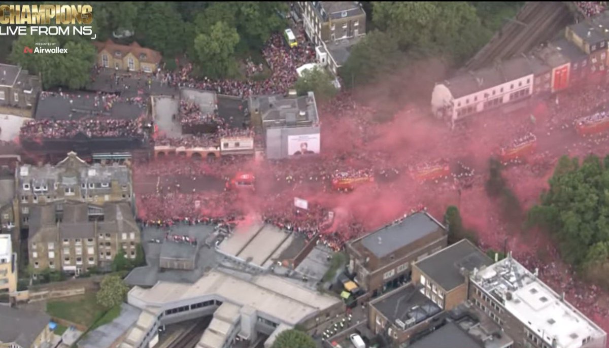 ArsenalBuzzCom's tweet photo. 📸| This is The Arsenal ♥️

Incredible views from North London. Endless images and videos of fans all over. 🏆 https://t.co/FHjSoYVWXS