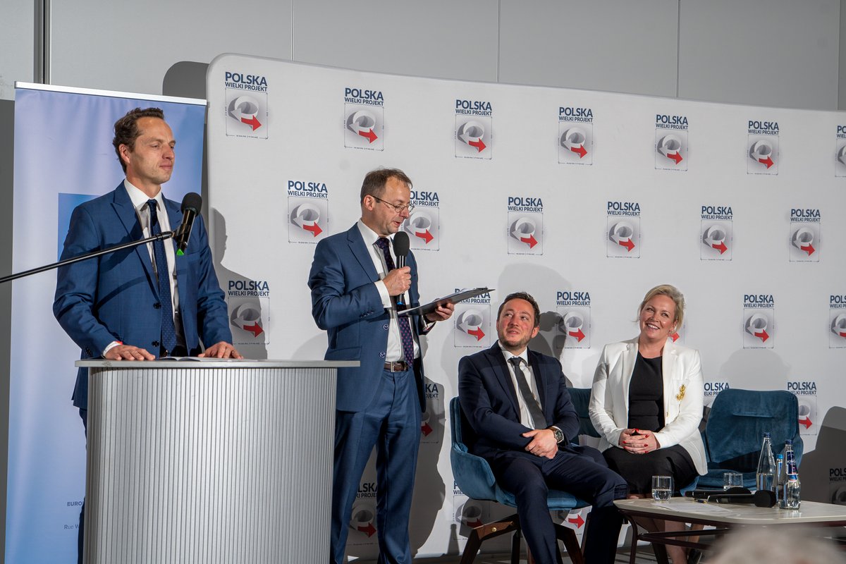 WielkiProjekt's tweet photo. Ostatni panel Kongresu dotyczył tożsamości polskiej i europejskiej prawicy w UE XXI w. W dyskusji udział wzięli goście specjalni - Alexandre Pesey, Kate Pesey i Brice Hamard z Tocqueville Fellowship oraz Olivier Bault (Ordo Iuris), europoseł Patryk Jaki i Kacper Kita (Nowy Ład). https://t.co/nAZocWQxkJ