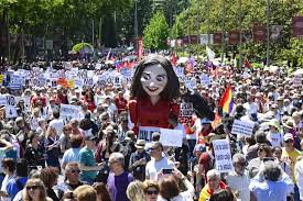 DiciembreYo's tweet photo. Hoy ,junto a cientos de miles de Madrileñxs hemos salido a las calles a defender una #SanidadPublicaYDeCalidad ya que la @ComunidadMadrid e @IdiazAyuso como cabeza de la misma #NosEstanRobando hasta el derecho a la salud que es el derecho a la vida misma. https://t.co/yyddEVnZV9