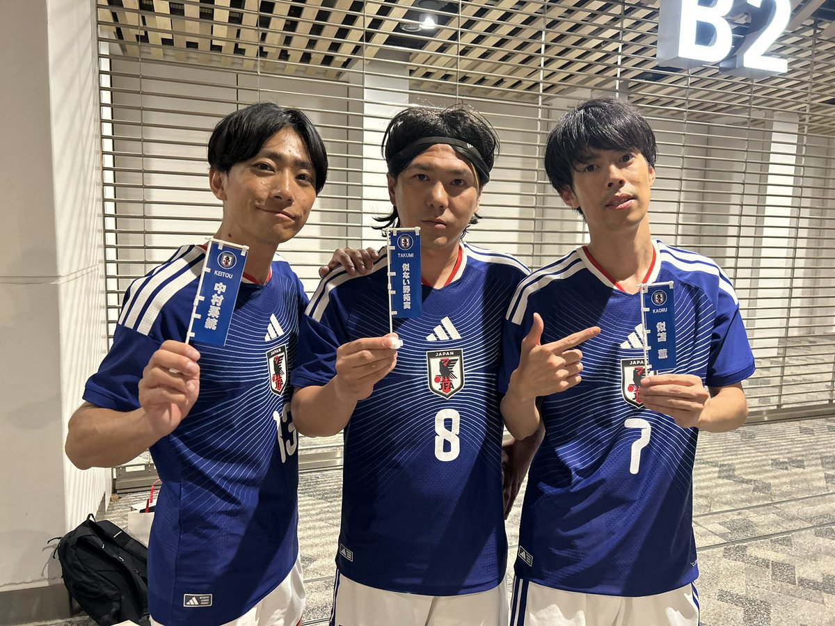 25252Y's tweet photo. 本日は #キリンチャレンジカップ
日本vsアイスランドをものまねブルーで観戦してきました！

結果は1-0で勝利！！！

この勢いでW杯でも勝利を！！！
全力で応援します！

そしてまさかのウンパルンパさんに遭遇！

#サッカー日本代表
#最高の景色を
#ウンパルンパ さん
#ものまねブルー
#似ない野拓実 https://t.co/yszKSZo68V
