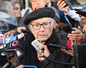 pedropprada's tweet photo. Marcha por #Cuba en Buenos Aires fue apoyada por importantes colectivos y personalidades del arte, la cultura, la academia y las ciencias de #Argentina, así como por el premio Nobel de la Paz Adolfo Pérez Esquivel.
No hay fuerza que separe a argentinos y cubanos, dijo @DiazCanelB https://t.co/wNUcpsrLah